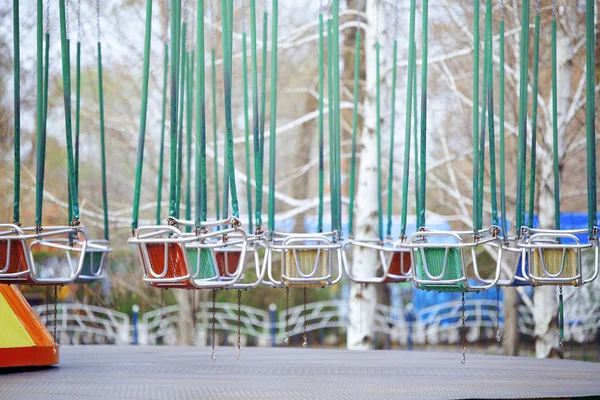 遊園地での空のチェーンスイング — ストック写真