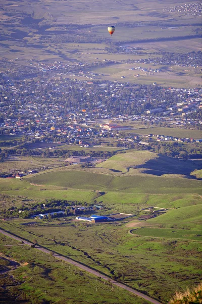 Воздушный Шар Над Зеленым Полем Деревнями — стоковое фото