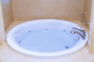 Modern küvet suyla dolu.