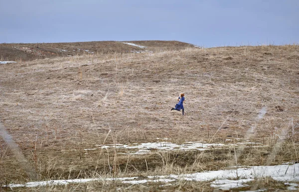 Woman running in the field — Stock Photo, Image