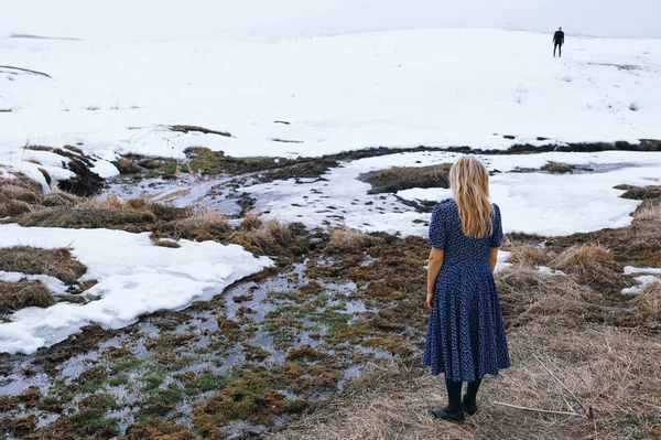 Woman and man in the winter landscape with marshy puddle — Stock Photo, Image