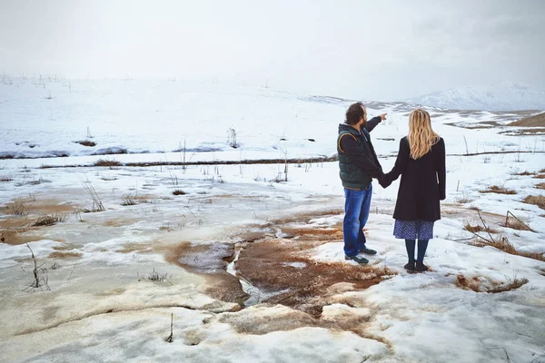 Pár v zimní krajině — Stock fotografie