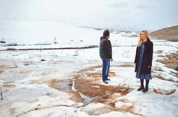 Pár v zimní krajině — Stock fotografie