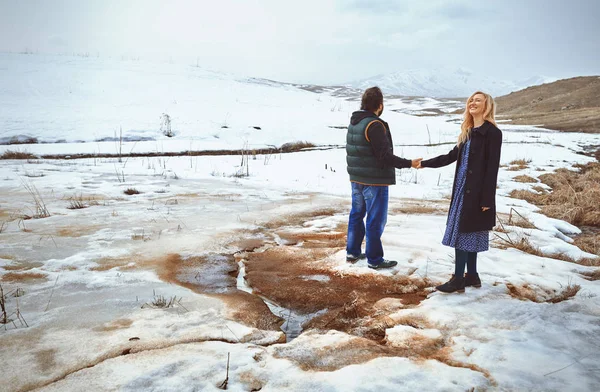 Casal na paisagem de inverno — Fotografia de Stock