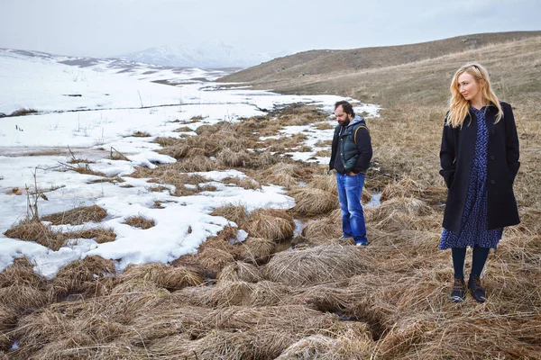 Couple in the winter landscape — Stock Photo, Image