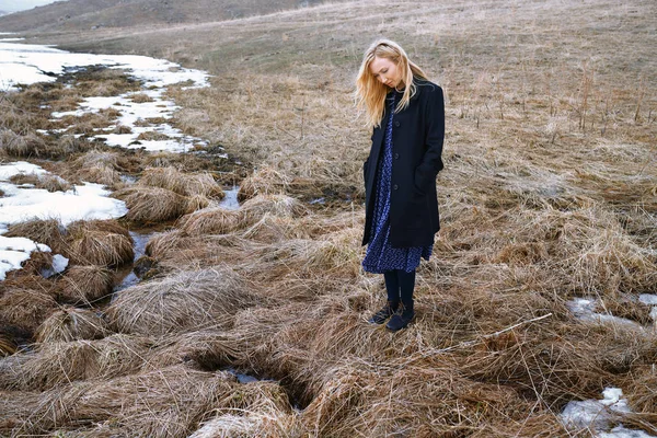 Женщина стоит на болоте — стоковое фото