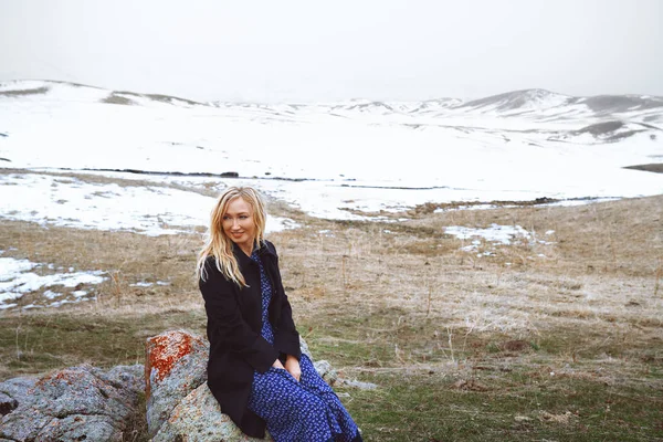 Glimlachende vrouw in het winterlandschap — Stockfoto