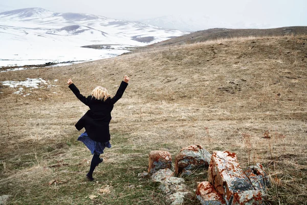 Žena utíká do sněhové krajiny — Stock fotografie