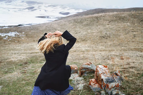 Kış manzarasında kaçan bir kadın — Stok fotoğraf
