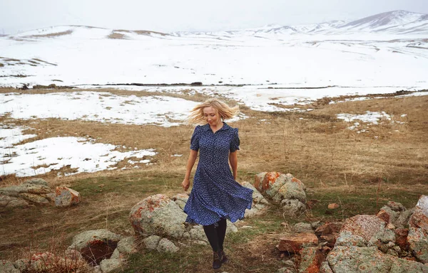 Woman in the winter landscape — Stock Photo, Image