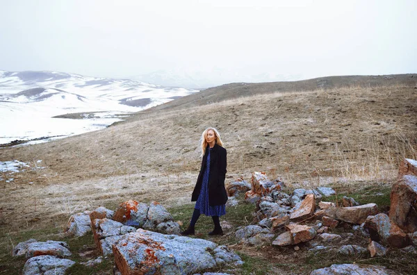 Kış manzarasında yürüyen ciddi bir kadın — Stok fotoğraf