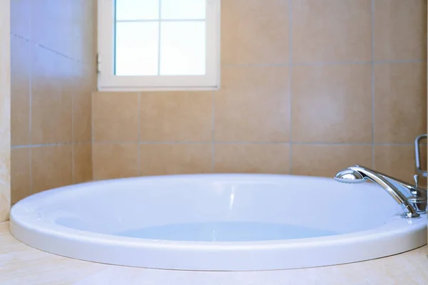 现代浴缸满满的水 — 图库照片