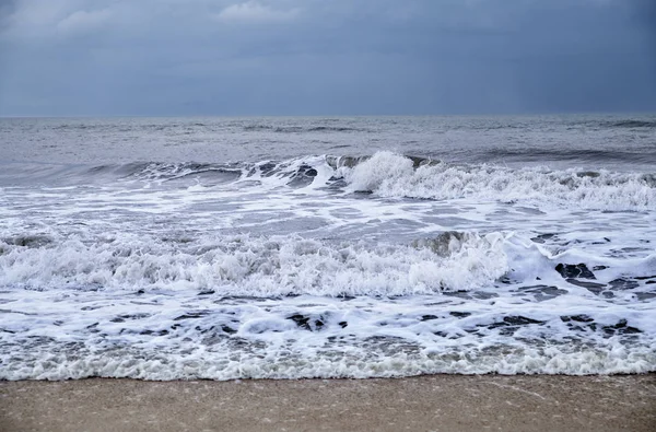 Acqua agitata e onde nell'Oceano Pacifico — Foto Stock