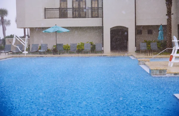 Outdoors swimming pool under the heavy rain — Stock Photo, Image