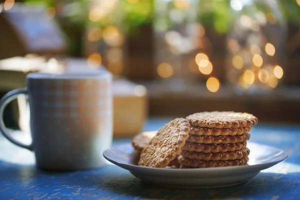 Teacup e biscotti natalizi senza glutine su un tavolo vicino alla vittoria — Foto Stock