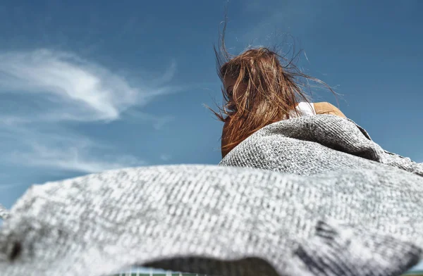 Gelukkige vrouw dansend tegen de hemel — Stockfoto