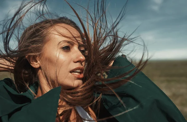 Vrouw buiten met tousleed wind geblazen haren — Stockfoto