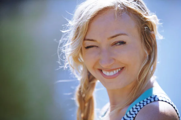 Gelukkig vrouw genieten buiten — Stockfoto