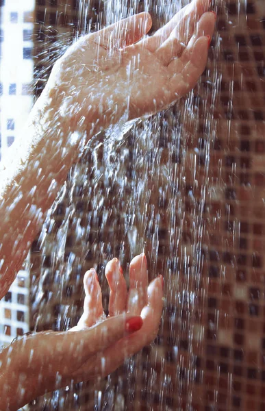Mãos de mulher no chuveiro sob a água corrente — Fotografia de Stock