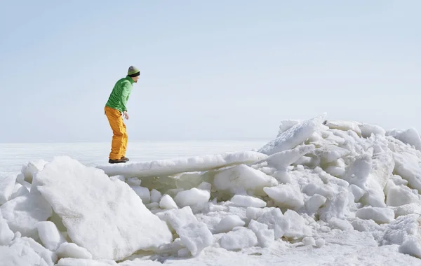 Fiatal felnőtt férfi szabadban felfedező jeges táj — Stock Fotó