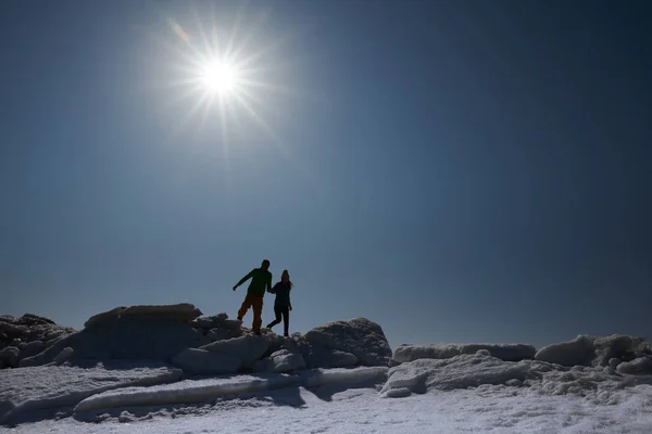 Jovem adulto ao ar livre casal explorando paisagem de inverno — Fotografia de Stock