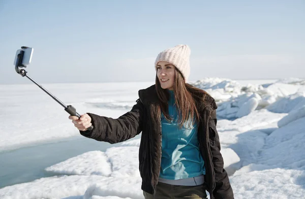 Female traveler at Jokulsarlon Glacial Lagoon using monopod to m — ストック写真