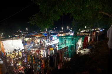 Bir sürü butiği olan gece pazarının editör fotoğrafı. Hindistan, Goa