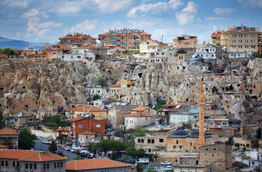 Kapadokya, Türkiye - 1 Mayıs 2014: Tuff kayalıklarında yer alan Goreme kasabasının manzarası
