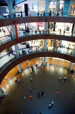 Dubai, Birleşik Arap Emirlikleri - 06 Şubat 2010: Dubai AVM 'nin Burç Halife Kompleksi ziyaretçileri