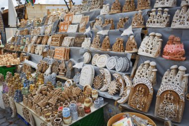 Kapadokya, Türkiye - 2 Mayıs 2014: Urgup kentinin ana caddesindeki hediyelik eşya dükkanları