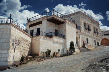 Kapadokya, Türkiye - 03 Mayıs 2014: Kapadokya kırsalındaki konut binaları