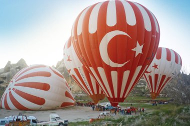 Kapadokya, Türkiye - 04 Mayıs 2014: Kapadokya bölgesinde sıcak hava balonları uçacak 