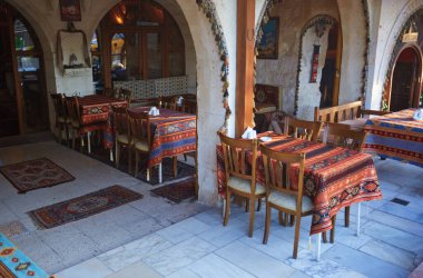 Kapadokya, Türkiye - 03 Mayıs 2014: Goreme caddelerinde açık hava kafe