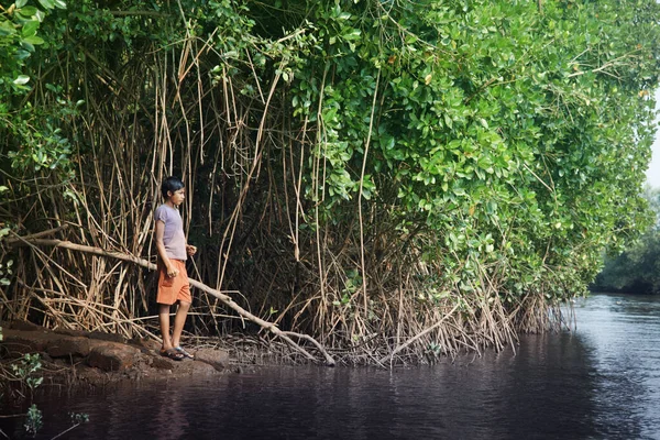 Foto Editoriale Del Ragazzo Indiano Piedi Sul Lago India Goa — Foto Stock