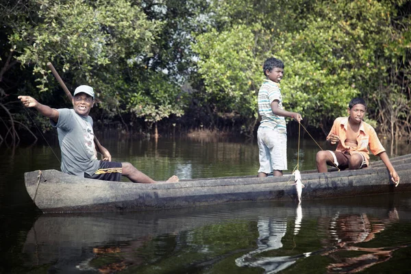 Zdjęcie Redakcyjne Indyjskiej Rodziny Łowiącej Ryby Starej Łodzi Indie Goa — Zdjęcie stockowe