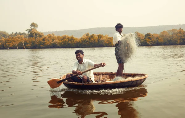 Foto Editoriale Degli Indiani Barca Uomo Che Tiene Rete Pesca — Foto Stock