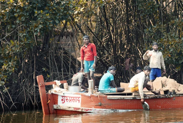 Fotografia Redakcyjna Młodych Pracowników Łodzi Przepływającej Przez Rzekę Indie Goa — Zdjęcie stockowe