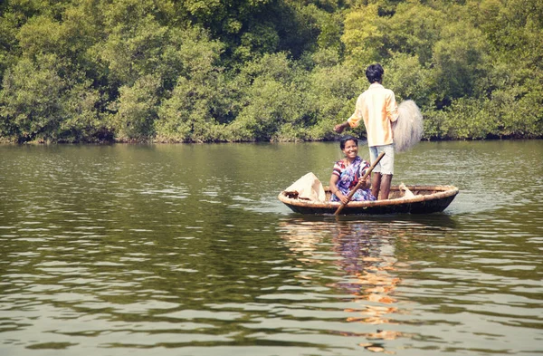 Foto Editorial Mujer India Hombre Pequeño Barco Con Red Pesca — Foto de Stock