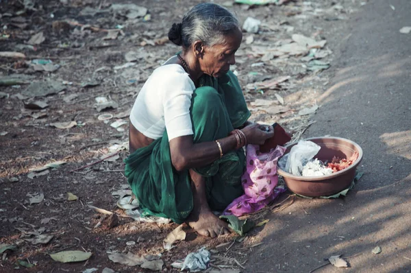 Redactionele Foto Van Oude Indiase Vrouw Die Buiten Religieuze Aromatische — Stockfoto