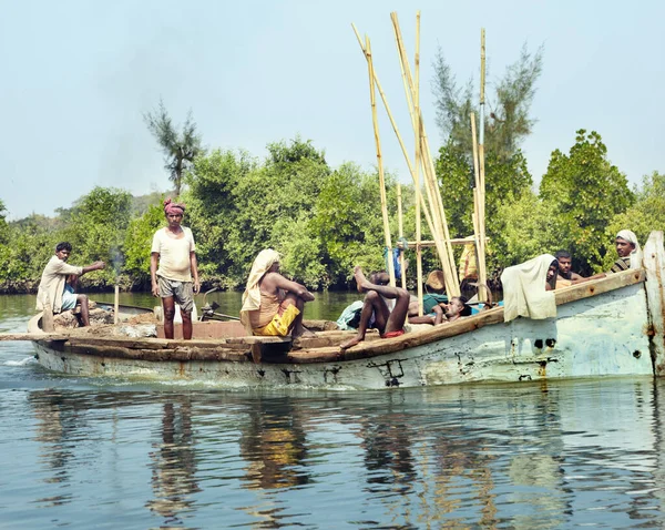 Foto Editoriale Barca Con Pescatori Gamberi Nel Fiume India Goa — Foto Stock