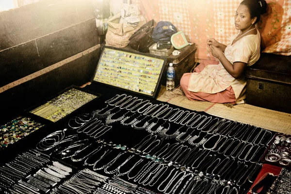 Szerkesztőségi Fotó Női Kereskedőről Aki Boltjában Éjszakai Piacon India Goa — Stock Fotó