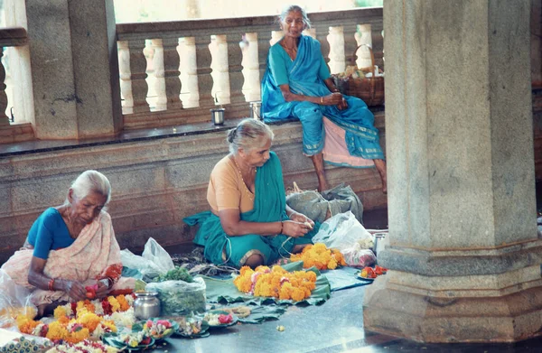 Redakční Fotografie Tří Indických Starších Žen Obchodujících Aromatickými Náboženskými Květinami — Stock fotografie
