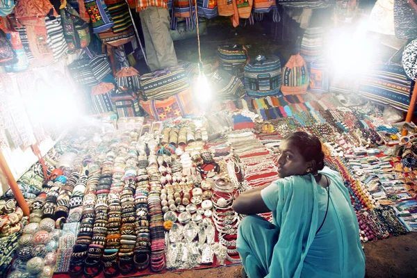 Szerkesztőségi Fotó Női Kereskedőről Aki Boltjában Éjszakai Piacon India Goa — Stock Fotó