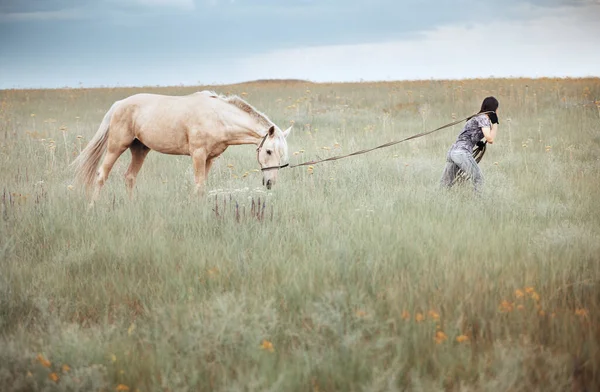 Editorial Photo Brunette Lady Carrying Her Balky Horse Grassland Kazakhstan — Stock Photo, Image