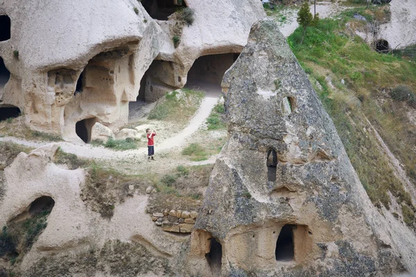 可爱的男孩带着古老建筑的废墟在岩石地区拍照 土耳其Cappadocia — 图库照片