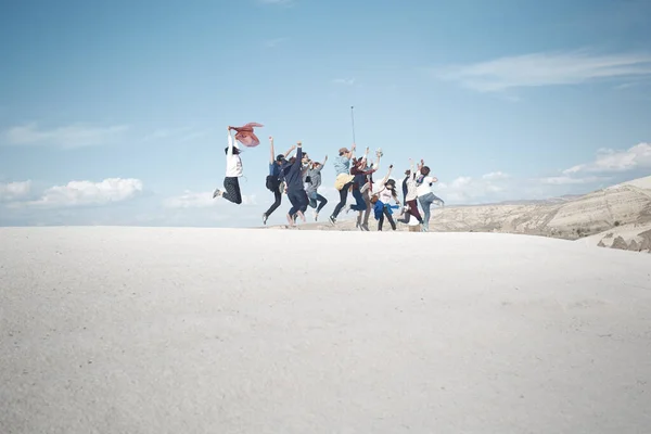 Kappadokien Turkiet Maj 2014 Grupp Japanska Turister Hoppar Vulkaniska Bergplatå — Stockfoto