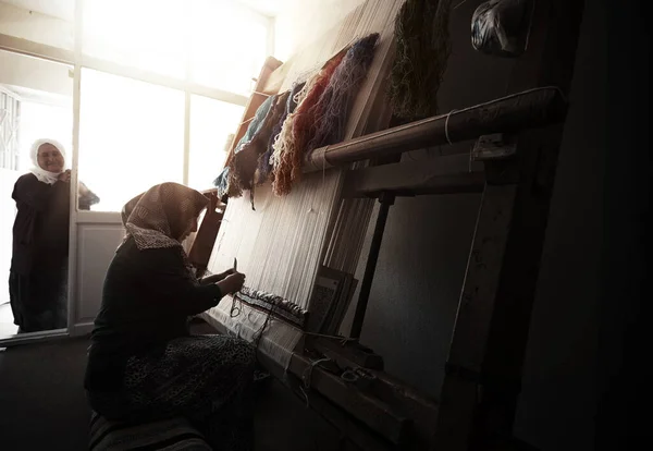 Cappadocia Turchia Maggio 2014 Senior Turkish Woman Weaving Traditional Loom — Foto Stock