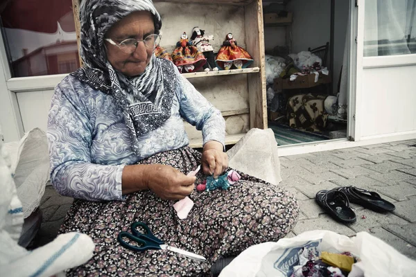 Capadocia Turquía Mayo 2014 Mujer Turca Mayor Haciendo Muñecas Peluche —  Fotos de Stock