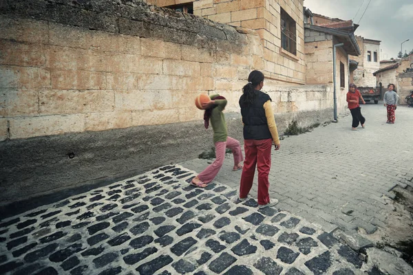 Cappadocia Törökország May 2014 Incidental Children Playing Ball Street Old — Stock Fotó