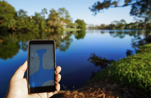 Man Using Mobile Map App Next Lake — Stock Photo, Image
